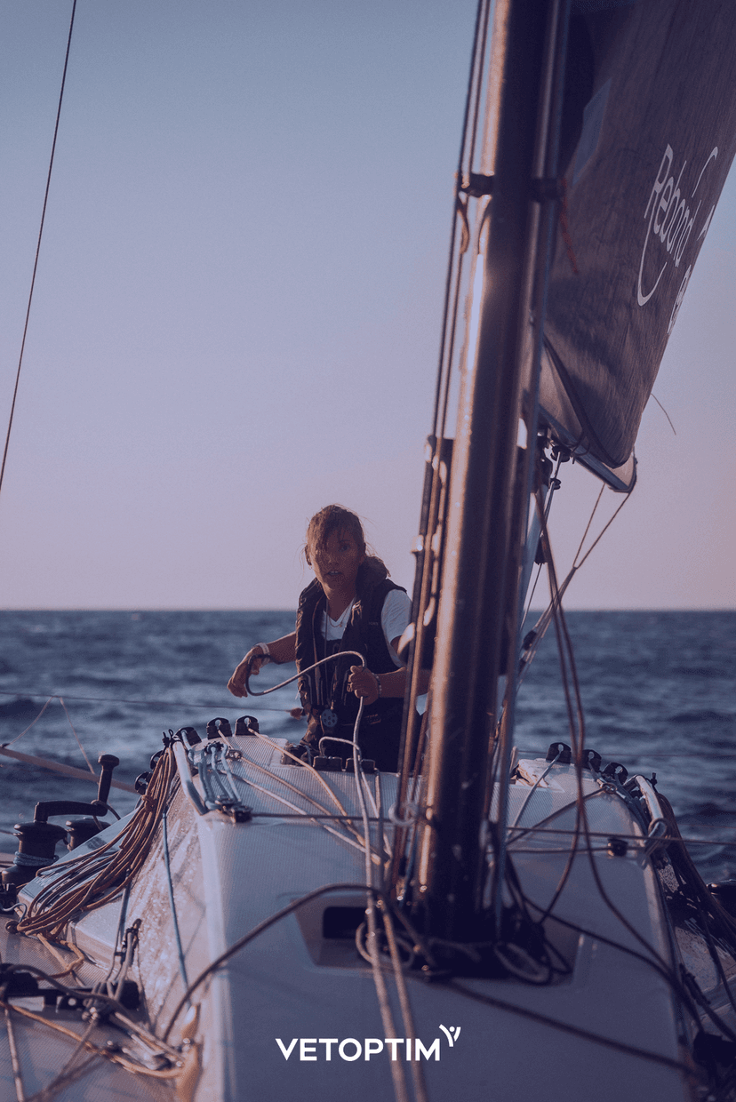 Tiphaine Ragueneau franchit la ligne d’arrivée de la Solitaire du Figaro Paprec 2025